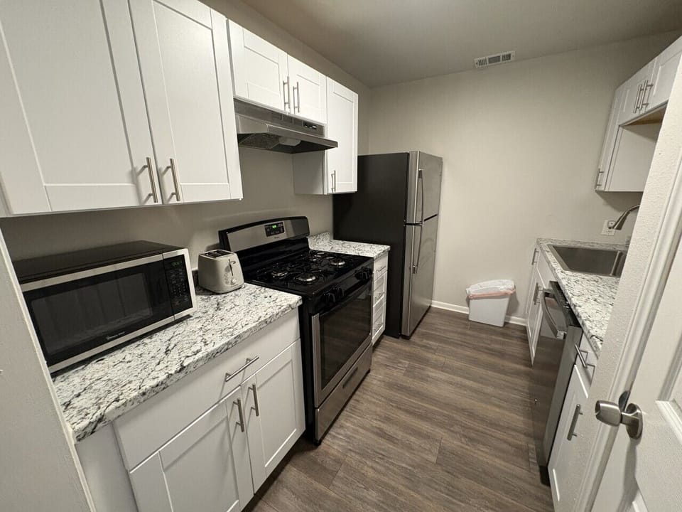 Enjoy a modern kitchen with everything you need for easy meal preparation, equipped with all the essentials and more.