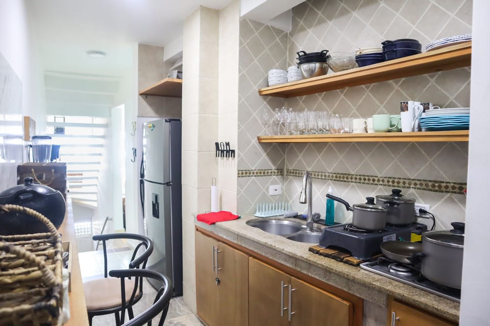 Deluxe House, 5 Bedrooms, Bay View | Shared kitchen | Full-size fridge, microwave, stovetop, dishwasher