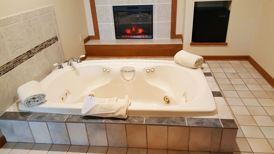 Deluxe Room, 1 King Bed, Jetted Tub, Annex Building | Jetted tub