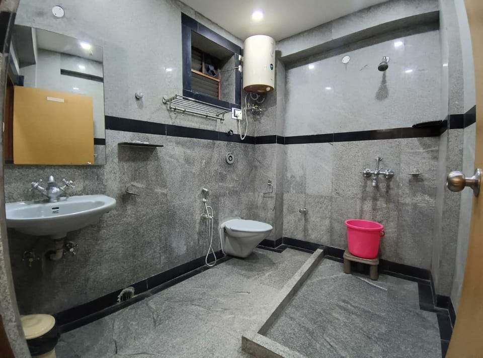 Executive Room | Bathroom | Shower, free toiletries, towels, soap