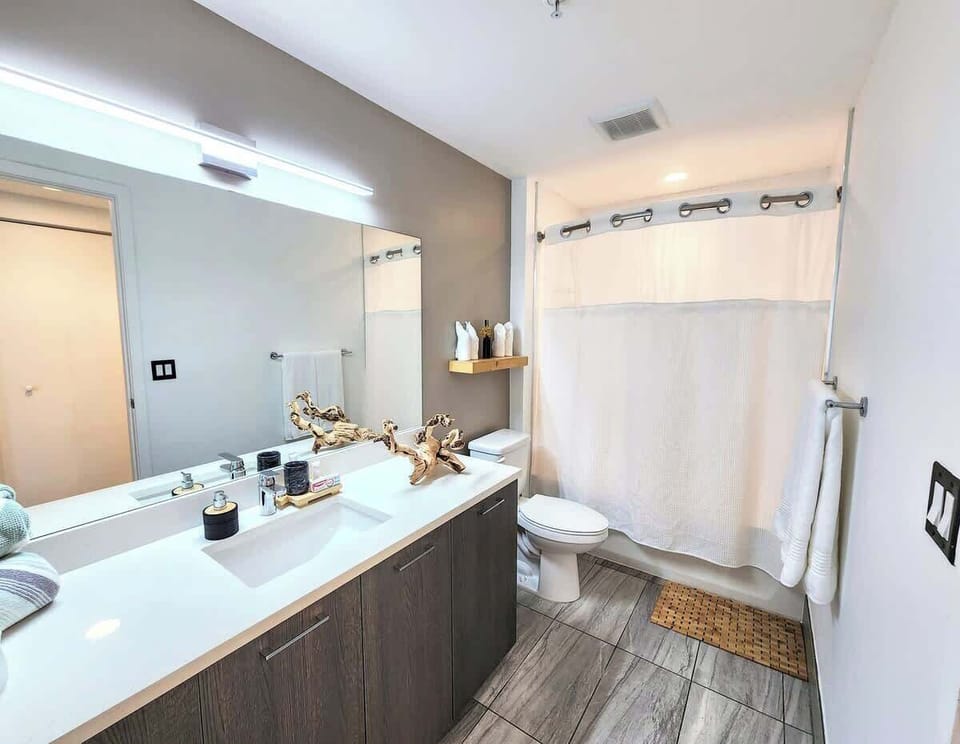 Queen Suite Bathroom 