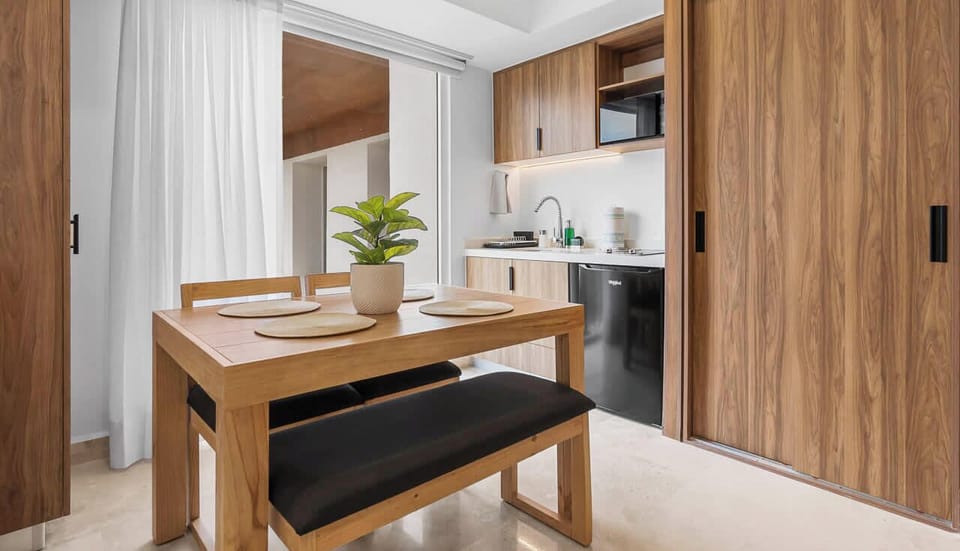 Dining Area & Kitchenette