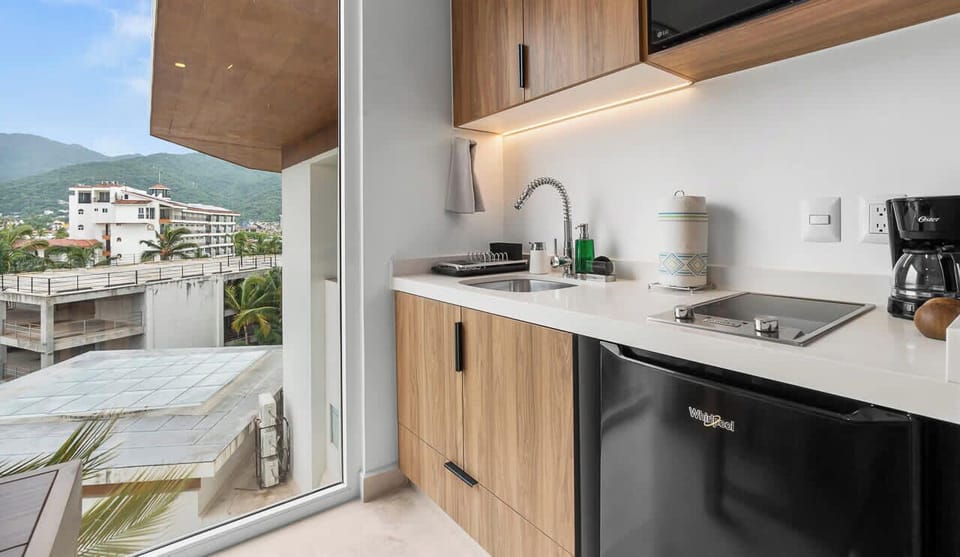 Dining Area & Kitchenette