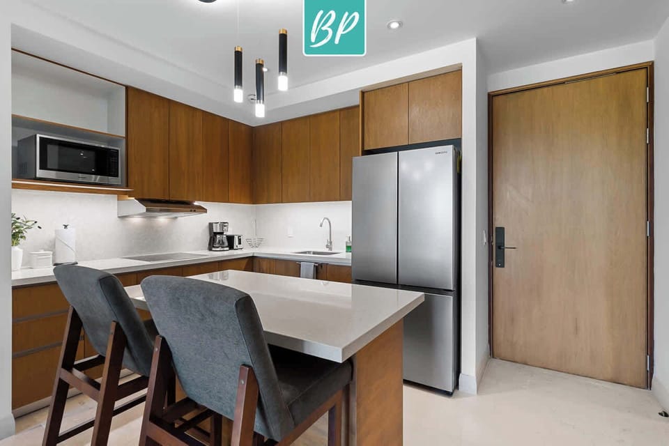 Dining & Kitchen Area