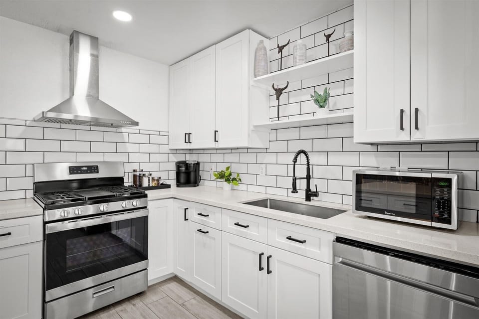 Cook like a pro in our fully stocked kitchen. Outfitted with high-end appliances, sleek finishes, and all the cookware you need, this kitchen is ready for anything — from pancake breakfasts to gourmet dinners.