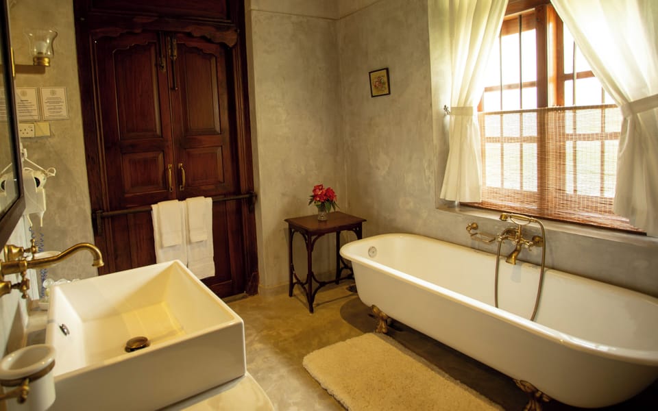 Superior Suite | Bathroom | Free toiletries, hair dryer, towels, soap