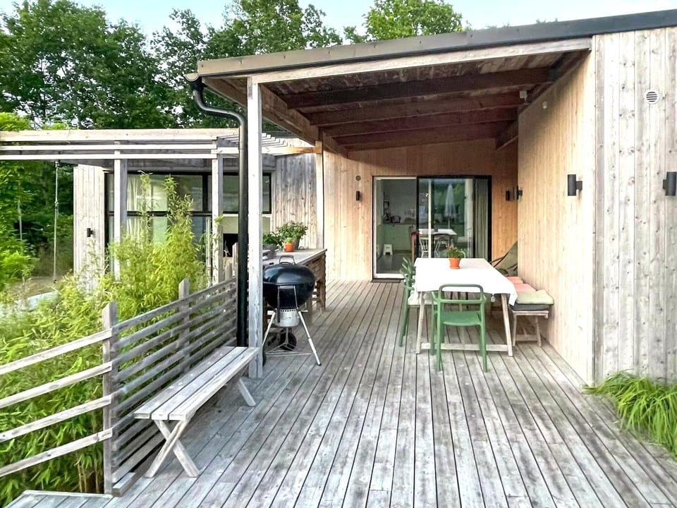 Outdoor dining & BBQ with views of the national park.