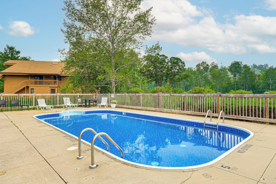 Community Amenities | Outdoor Pool