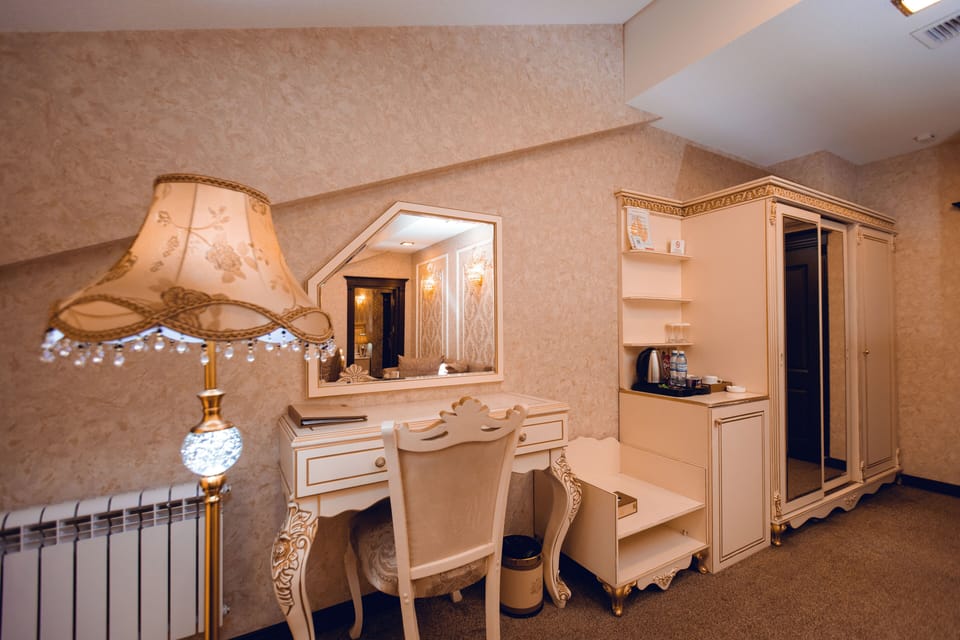 Minibar, in-room safe, desk, laptop workspace