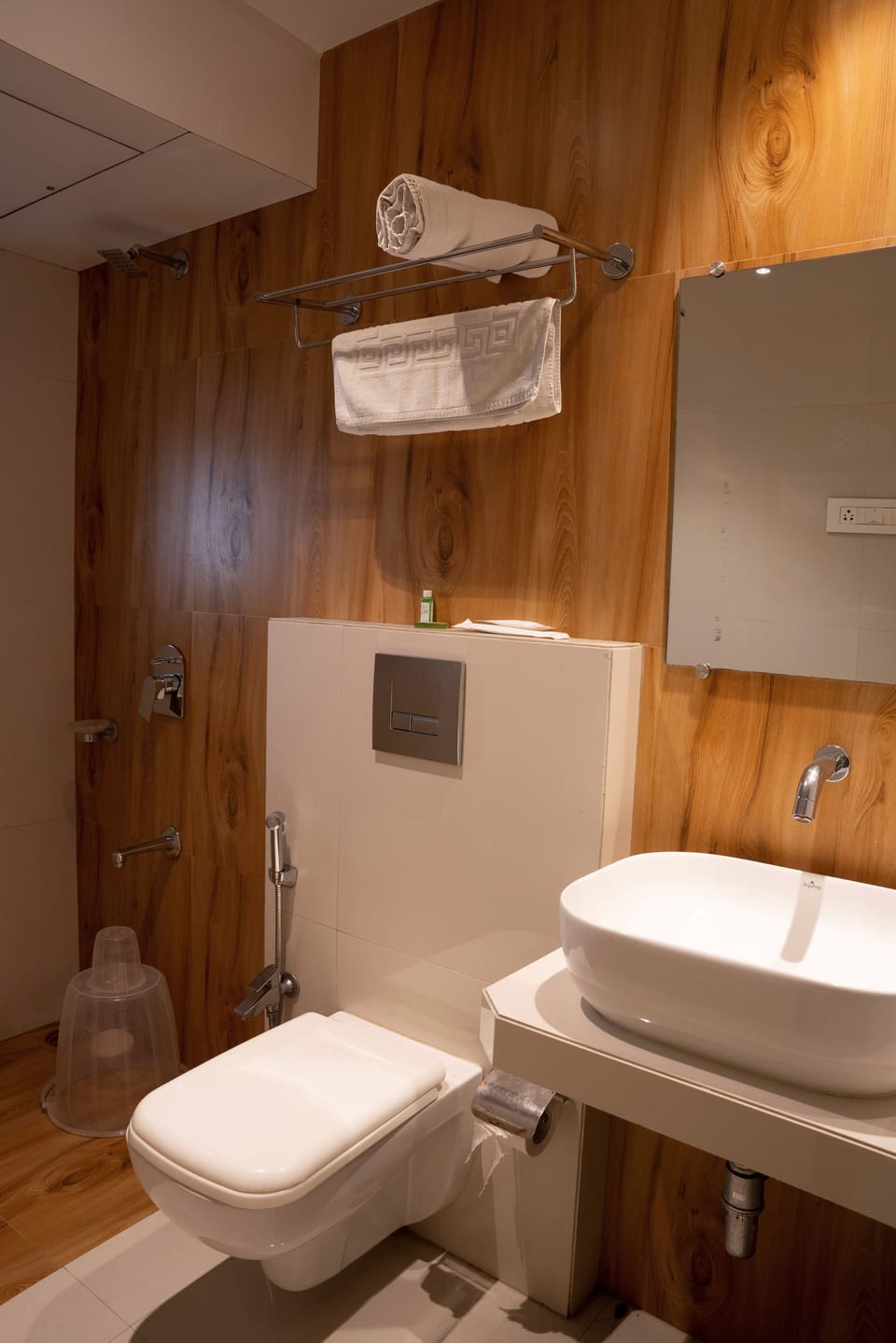 Executive Single Room, 1 Bedroom | Bathroom | Shower, free toiletries, hair dryer, towels