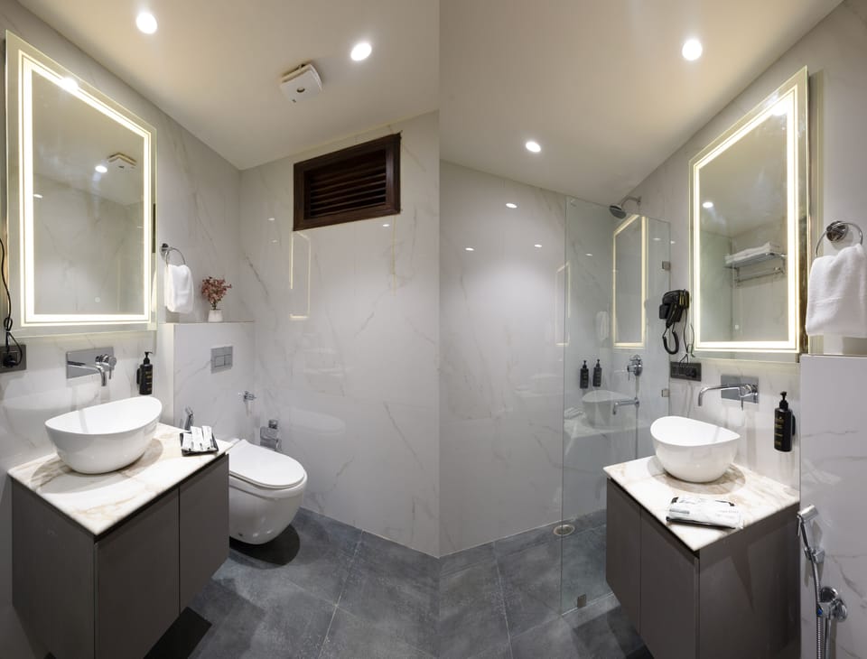 Shower, rainfall showerhead, free toiletries, hair dryer