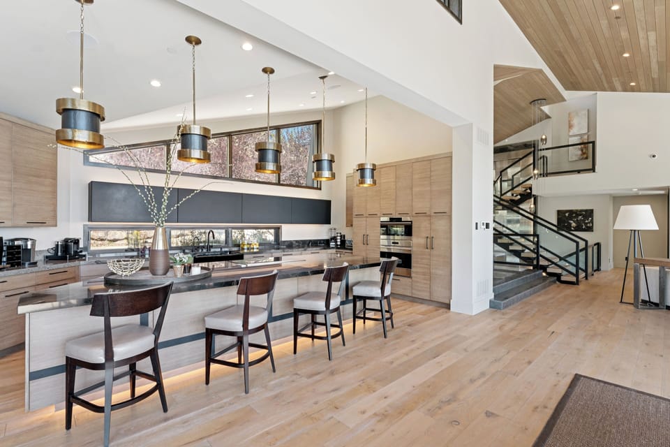 large eat-in island/breakfast bar