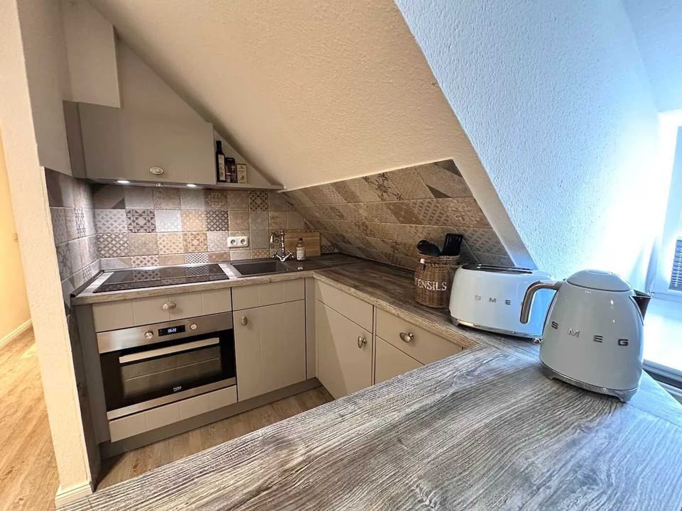 Küche mit Geschirrspüler, SMEG Geräten, Nespressomaschine, Kaffeemaschine und viel Kochzubehör