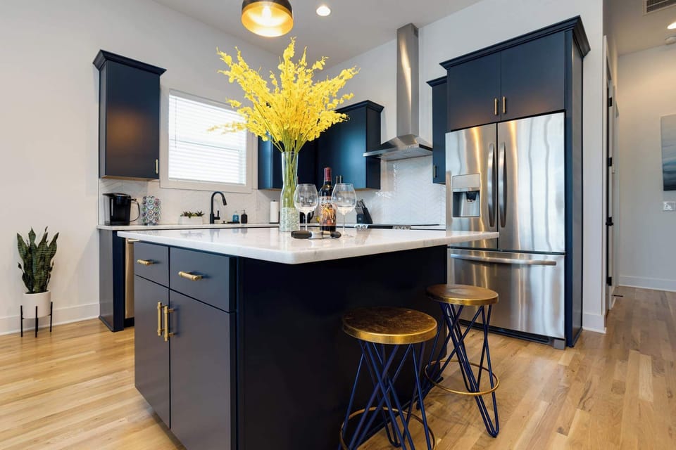 Fully equipped kitchen with island seating for 4