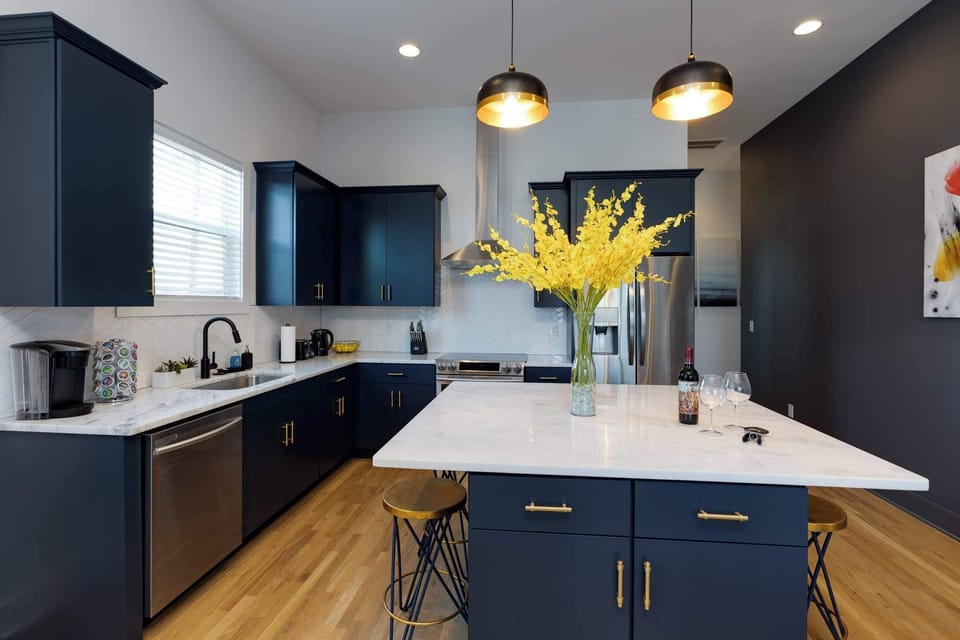 Fully equipped kitchen with island seating for 4