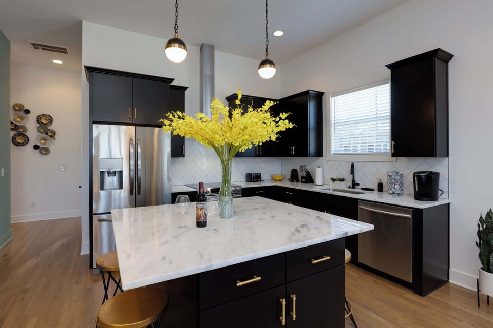 Fully equipped kitchen with island seating for 4