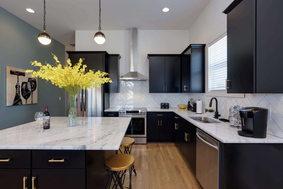 Fully equipped kitchen with island seating for 4