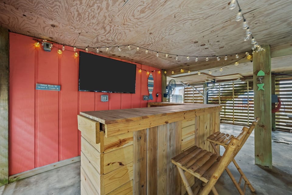 Tiki Bar w/ TV
