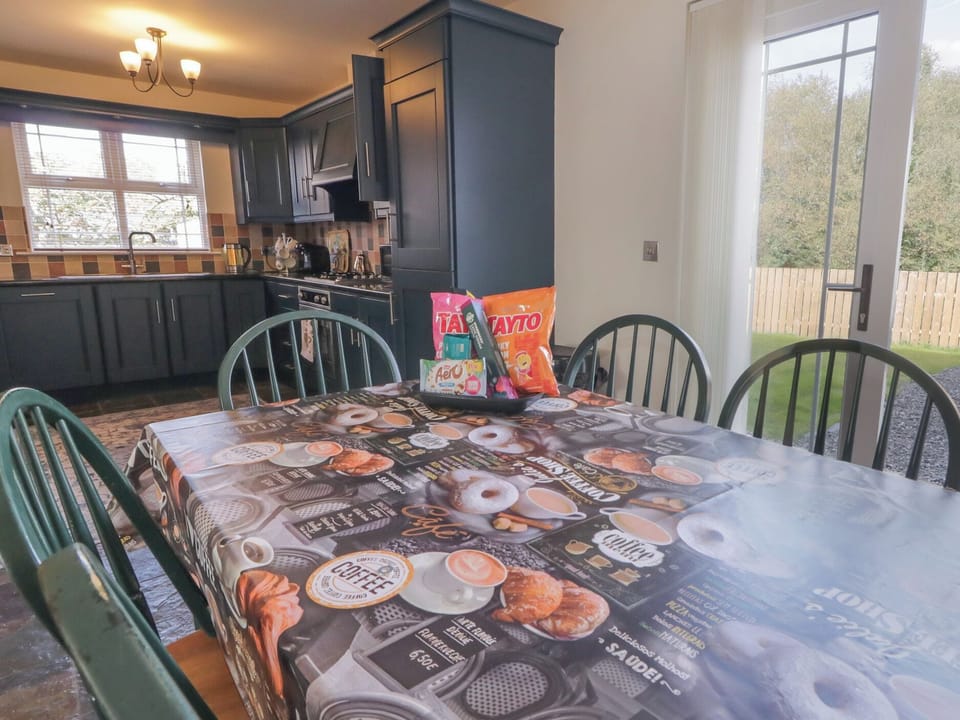 Cottage | Dining