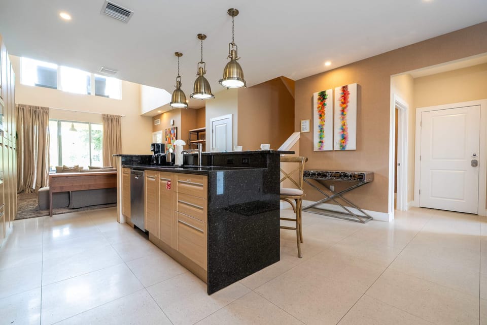 House | 4 bedrooms, desk, Internet