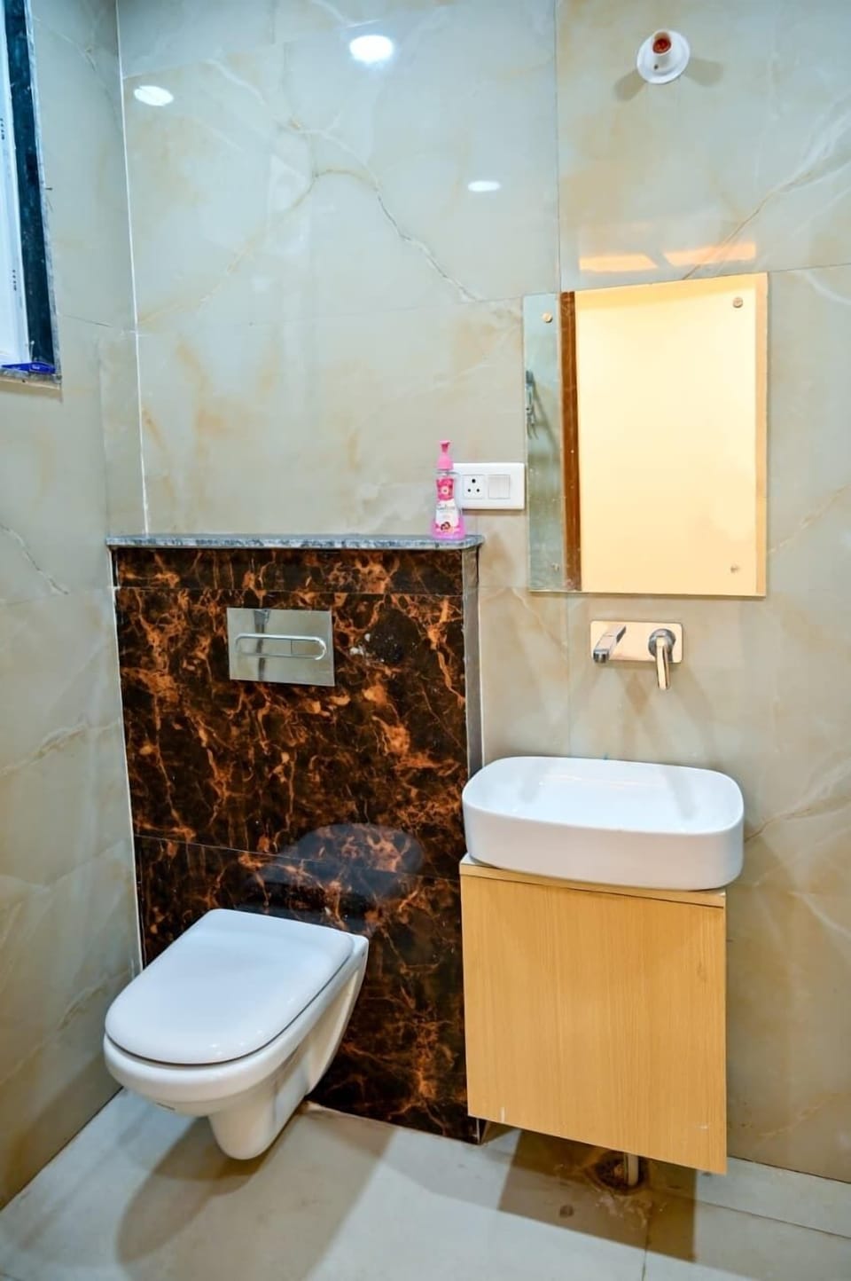 Deluxe Studio Suite | Bathroom | Free toiletries, towels, soap, shampoo