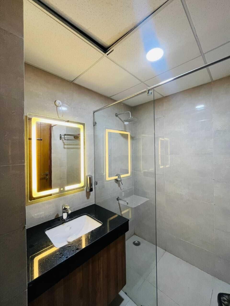 Deluxe Studio Suite | Bathroom | Free toiletries, towels, soap, shampoo