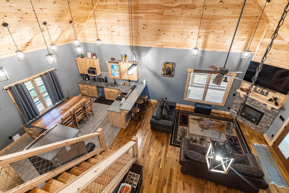 Signature House, 3 Bedrooms, Hot Tub, Marina View | Living room | 55-inch Smart TV with digital channels, fireplace