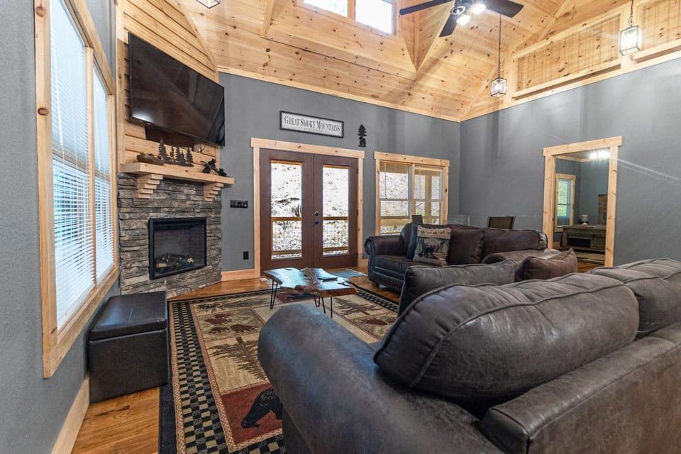 Signature House, 3 Bedrooms, Hot Tub, Marina View | Living room | 55-inch Smart TV with digital channels, fireplace