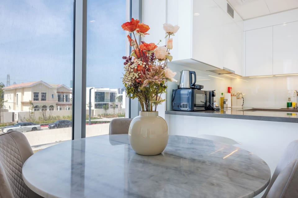 Deluxe Apartment, 1 King Bed, Balcony | Dining room