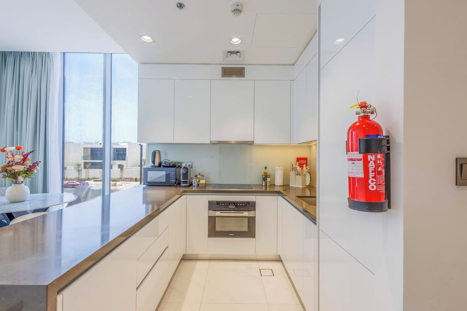 Deluxe Apartment, 1 King Bed, Balcony | Private kitchen | Highchair