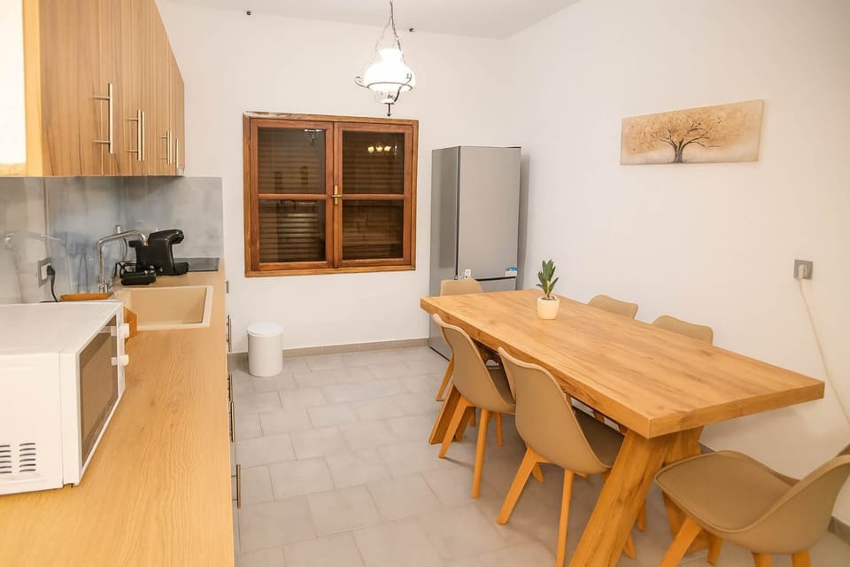 Warm and Functional Kitchenette with Dining Table – Compact yet fully functional cooking space, perfect for preparing home-style meals during your stay.