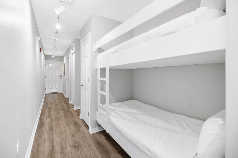 Grand Caribbean 106 - Bunks