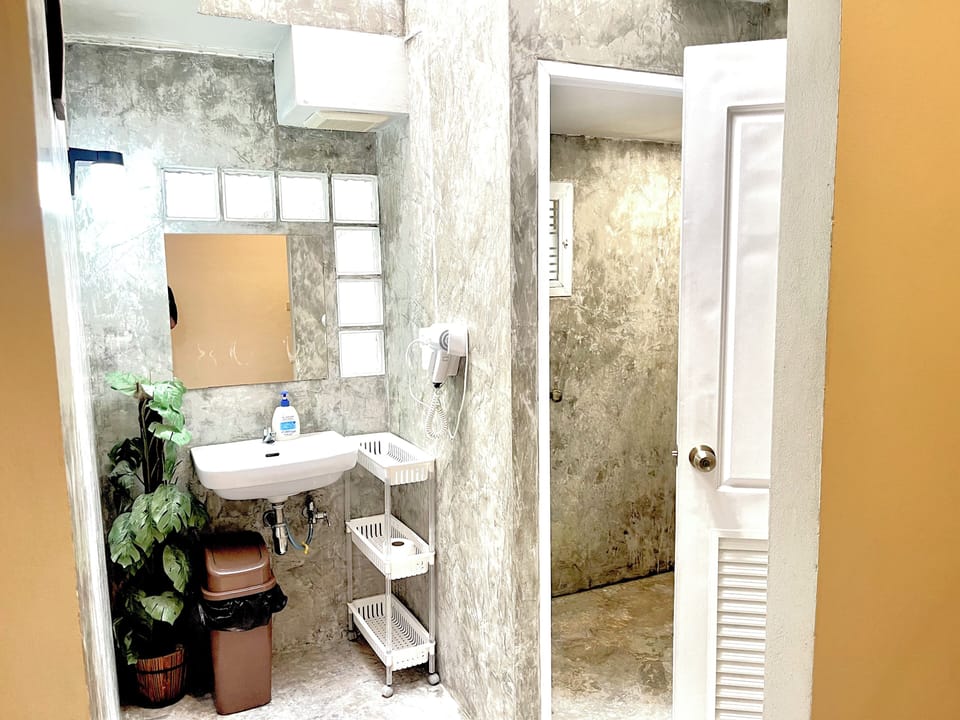 Mixed Dorm 4Beds | Bathroom | Shower, free toiletries, hair dryer, towels