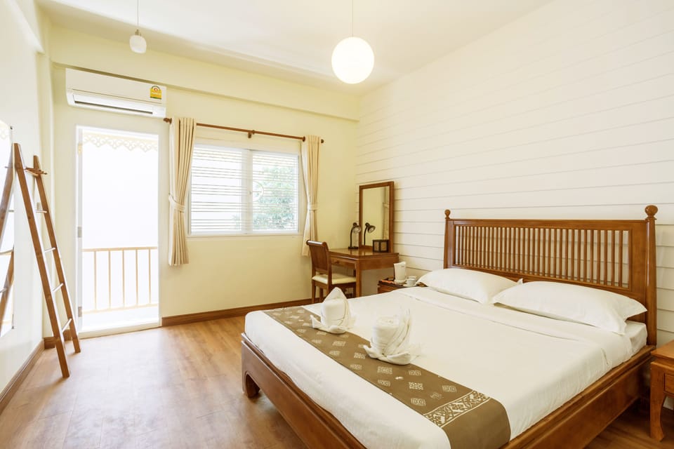 Superior Room, Shared Bathroom | In-room safe, soundproofing, free WiFi, bed sheets