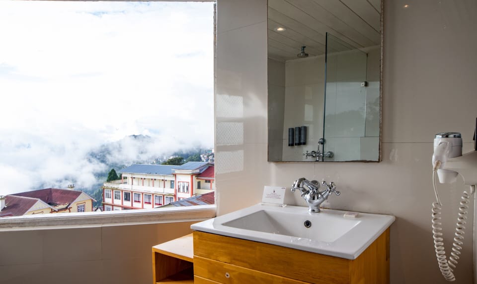 Heritage Premium City View Room | Bathroom | Shower, free toiletries, hair dryer, bathrobes