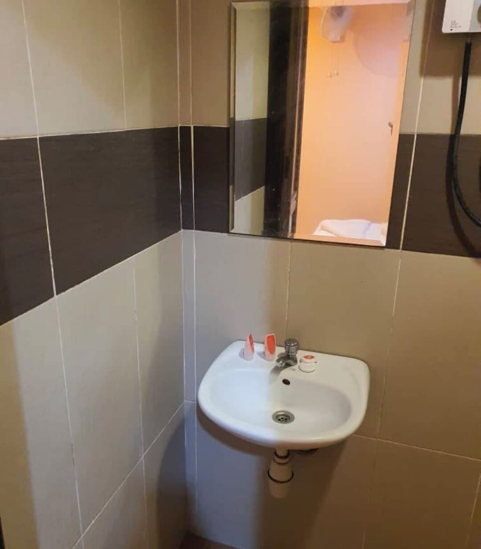 Basic Room | Bathroom | Shower, free toiletries, towels, soap