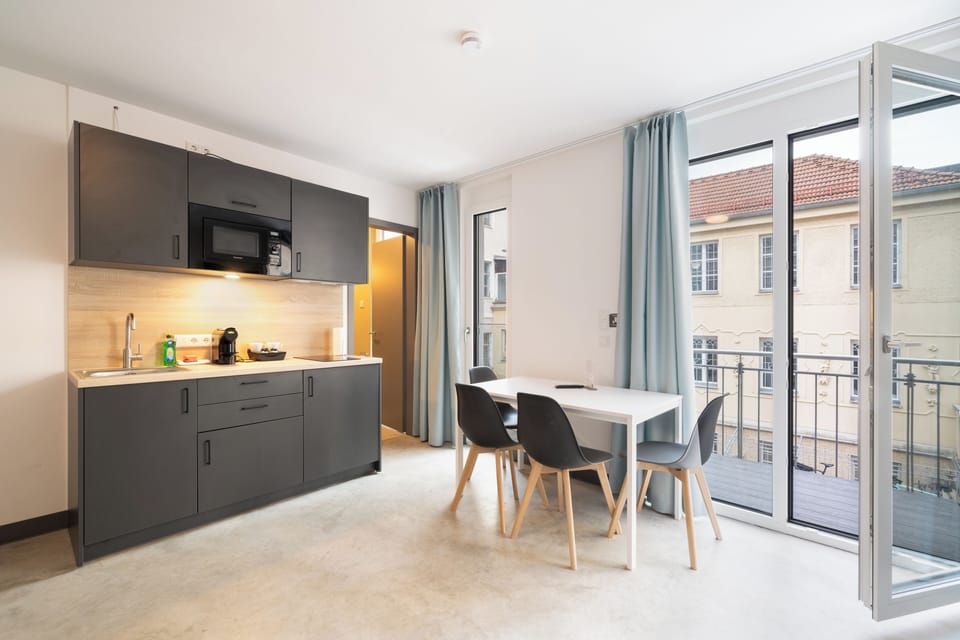 Deluxe Studio | Private kitchen | Microwave, cookware/dishes/utensils