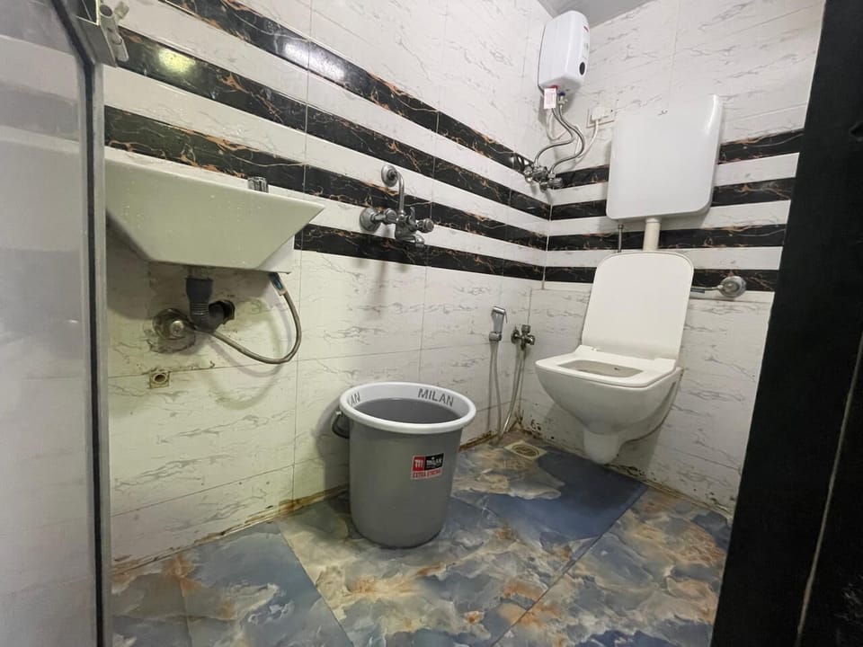 Double Room | Bathroom | Shower, towels, soap, shampoo