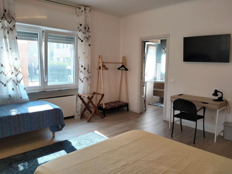 Triple Room | Desk, WiFi (free), bed sheets