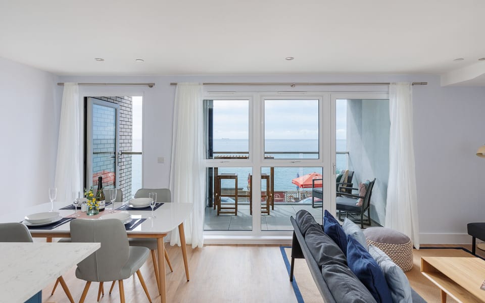Dining area, lounge and Sea View