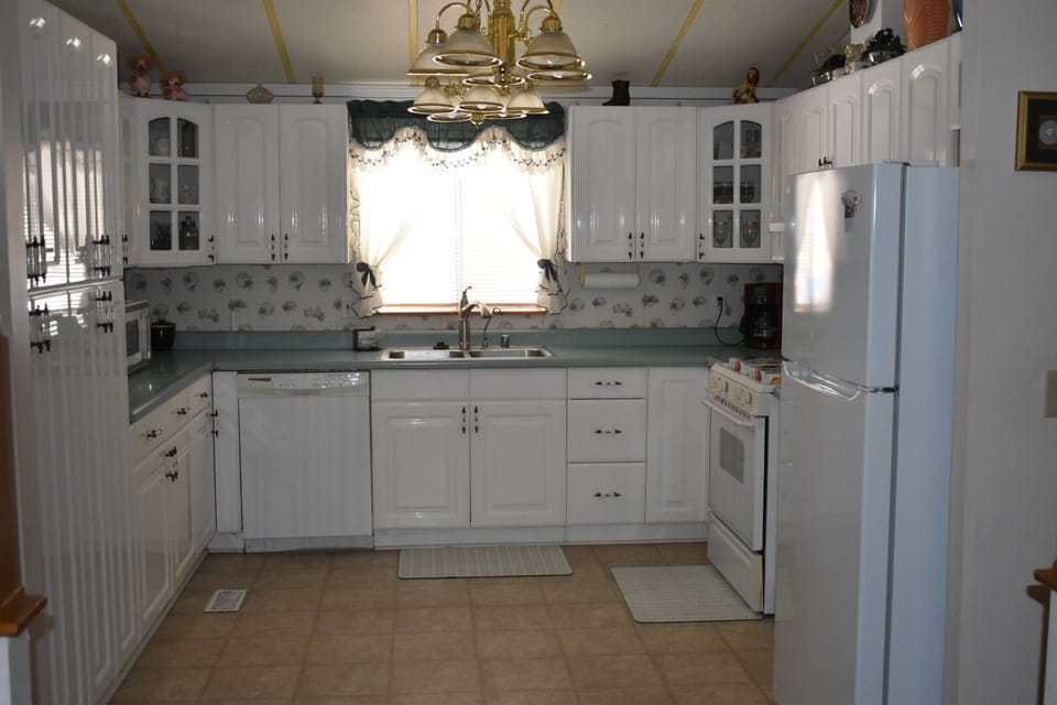 Bright fully equipped kitchen 