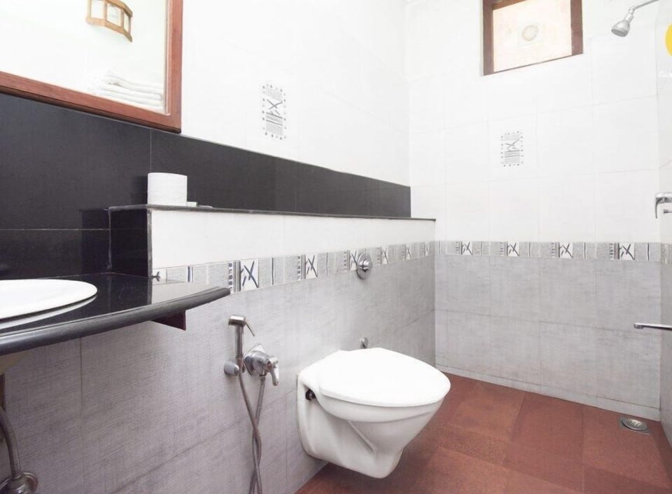 Deluxe Cottage Single | Bathroom | Shower, free toiletries, towels