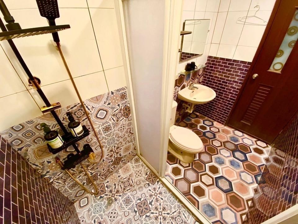 Family Quadruple Room | Bathroom | Shower, hair dryer, towels