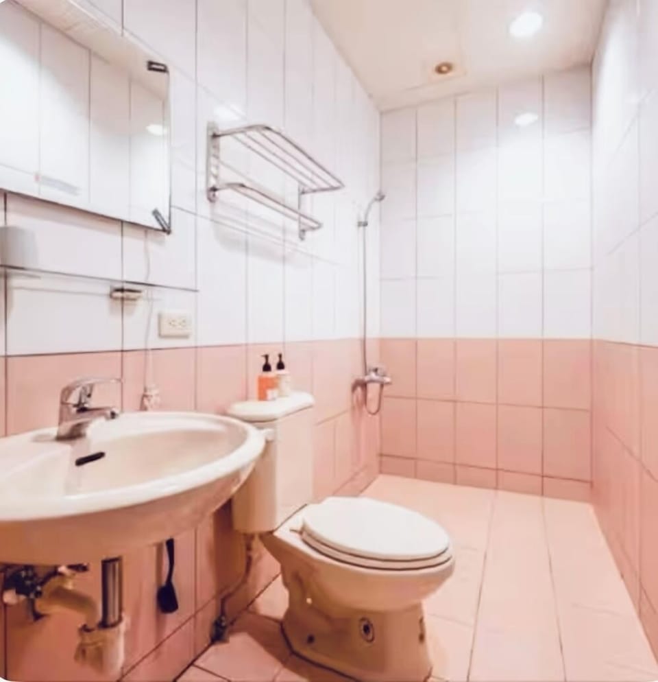 Superior Double Room | Bathroom | Shower, hair dryer, towels