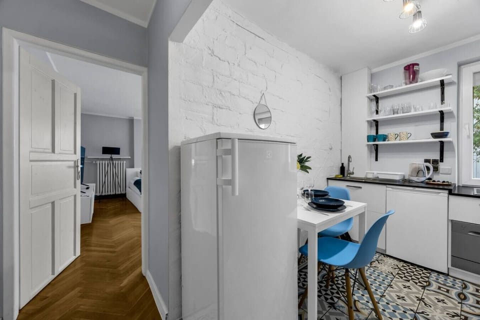 Fully Equipped Kitchen with Dinner Table | Book Now with RENTUJEMY.COM
