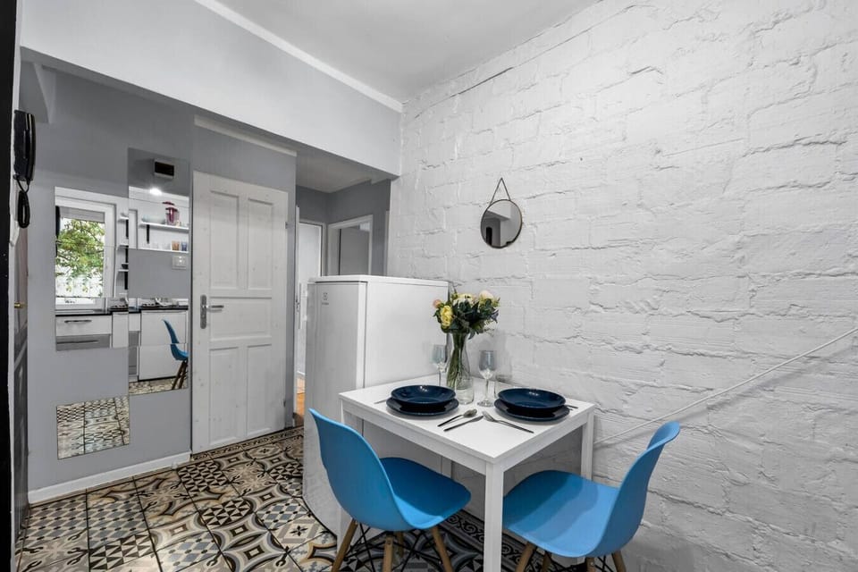 Fully Equipped Kitchen with Dinner Table | Book Now with RENTUJEMY.COM