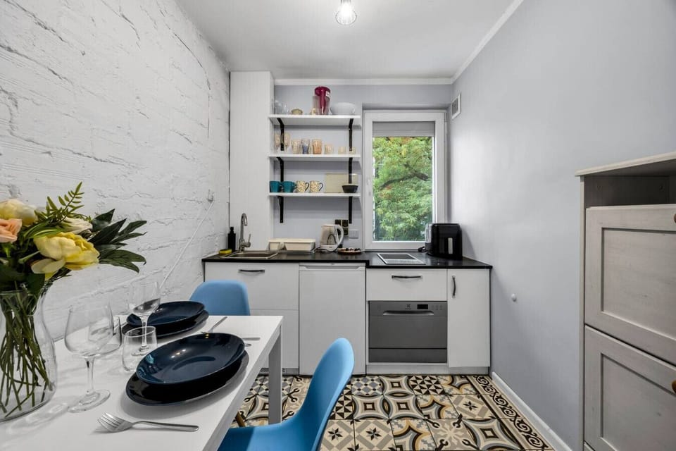 Fully Equipped Kitchen with Dinner Table | Book Now with RENTUJEMY.COM