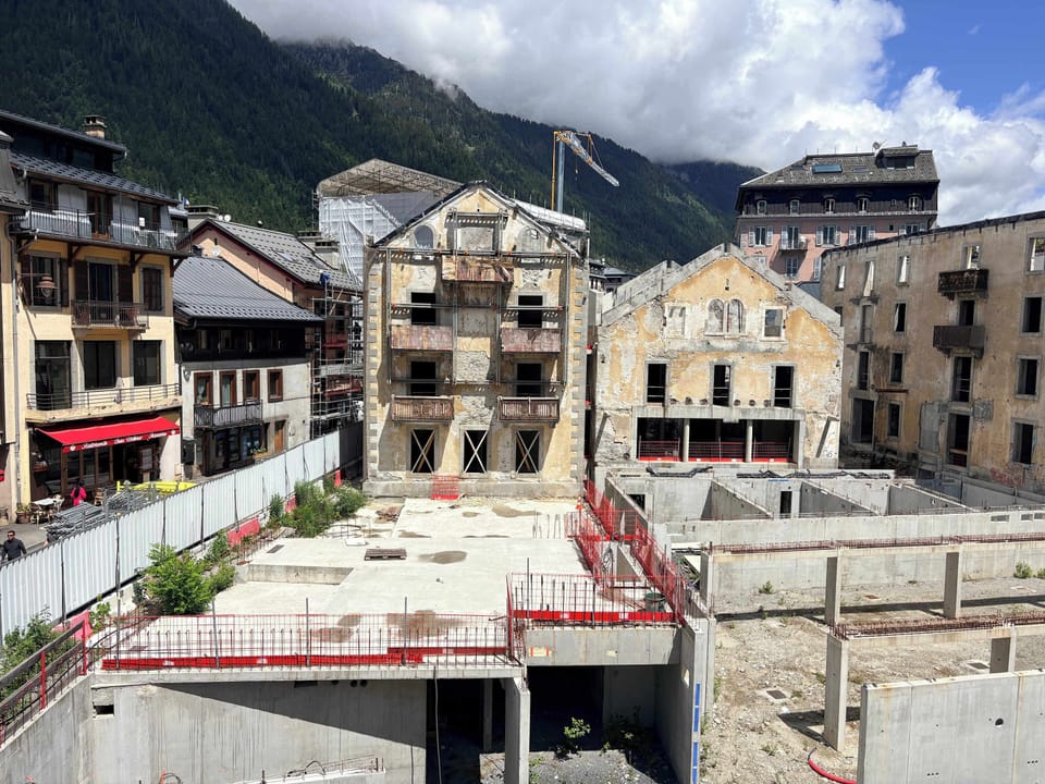 There is a currently stopped building site just next to the property. At this stage (June 2026) there are no dates for the start of the work, but we prefer to be transparent.