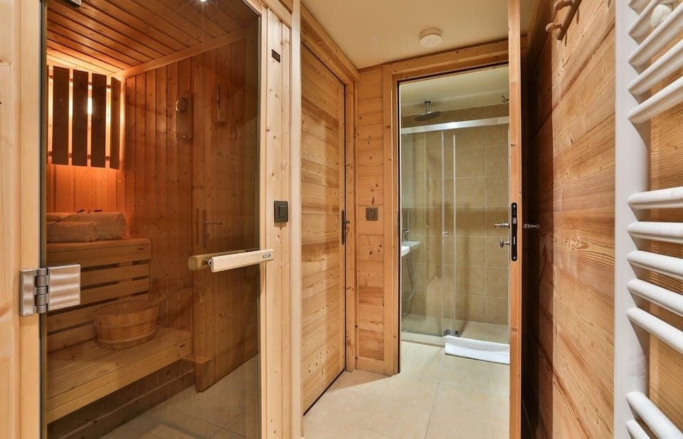 Small sauna for 3/4 px at time.