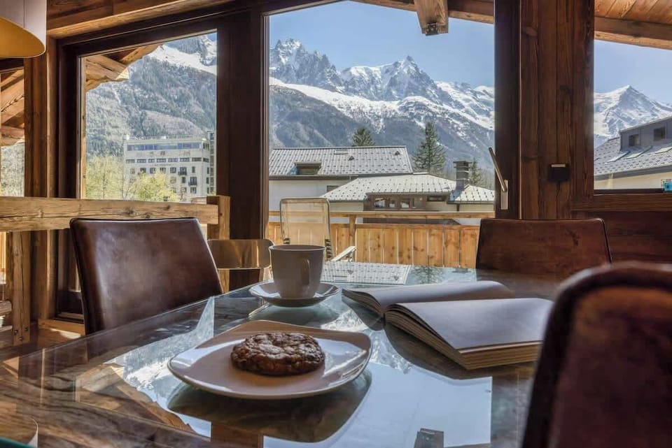 Enjoy your meal and break time in the chalet whilst soaking in the sun and the views. The panorama is to be enjoye from all the chalet